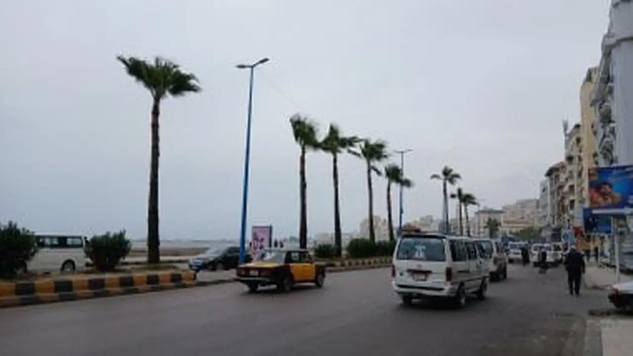 تقلبات جوية حادة تضرب الإسكندرية مع انتشار الغيوم الكثيفة والرياح القوية